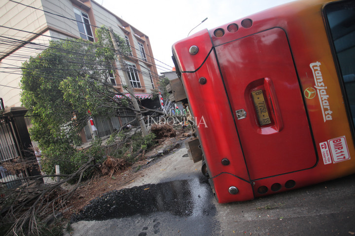 TransJ Terguling di Senayan