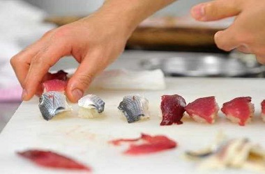 Pria Jepang Nyaris Buta usai Makan Daging Ayam Mentah