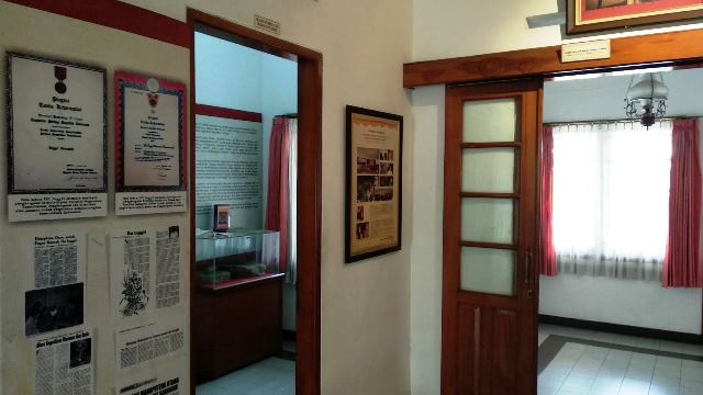 Foto dan berbagai tulisan mengenai rumah perjuangan Inggit Garnasih yang memenuhi dinding ruang tengah adalah dokumentasi keluarga dan teman seperjuangan. medcom.id/Roni Kurniawan