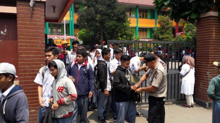 Cegah Tawuran, Polisi Razia Isi Tas Pelajar di Depok