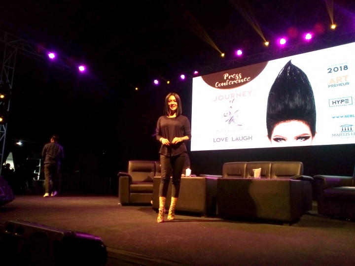 Syahrini Kenakan Headpiece Terbesar Dunia Karya Rinaldy A. Yunardi di Konsernya