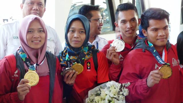 Muhammad Hinayah (kanan) saat tiba di Bandara Adisutjipto Yogyakarta bersama para atlet panjat tebing. Medcom.id-Ahmad Mustaqim