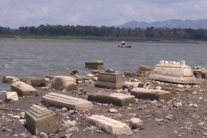 Ratusan Nisan Muncul dari Dasar Waduk Gajah Mungkur