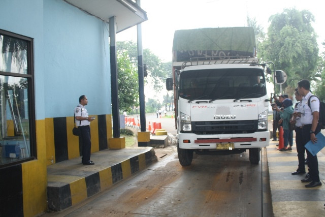 Menteri Perhubungan (Menhub) Budi Karya Sumadi melakukan kunjungan ke Unit Pelaksana Penimbangan Kendaraan Bermotor (UPPKB) atau jembatan timbang Balonggandu di Kecamatan Jatisari, Karawang, Jawa Barat, Kamis (27/4). MEDIA INDONESIA Koresponden/ CIKWAN.