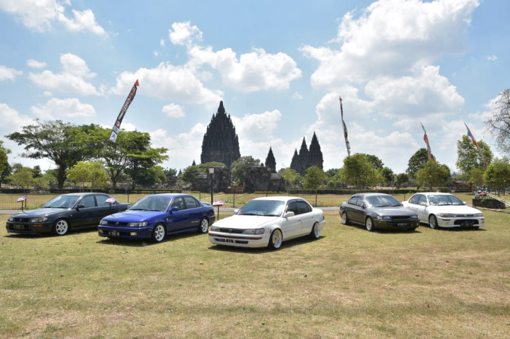 Ratusan Toyota Corolla Menyemuti Candi Prambanan