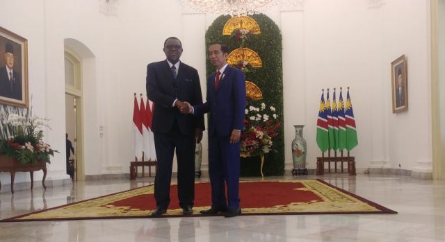 Jokowi Ajak Presiden Namibia Tanam Pohon Kayu Ulin