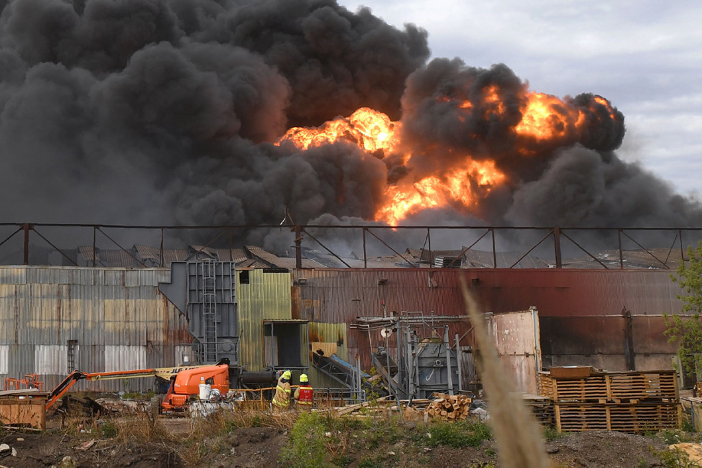 Kebakaran Besar di Pabrik Melbourne Semburkan Asap Beracun