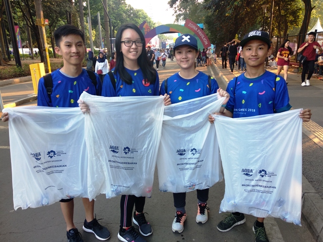 Bangganya Relawan Pemungut Botol Bekas di Asian Games 2018