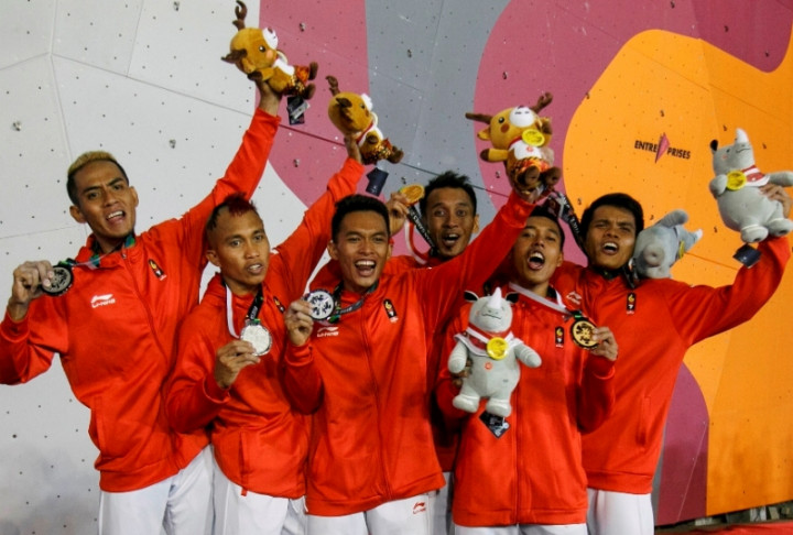 Abu Dzar Persembahkan Medali Emas untuk Mendiang Ibu