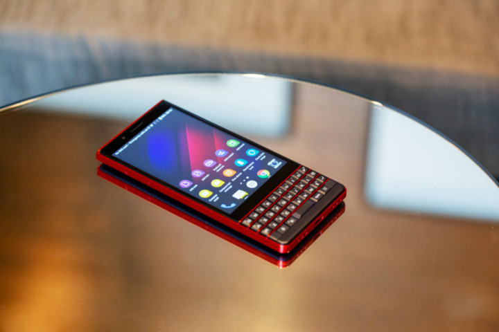 BlackBerry KEY2 LE Pasang Keyboard Fisik Harga Terjangkau