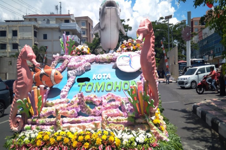 Kendaraan Berhias Panorama Laut Sulut Berjejer di Kota Manado