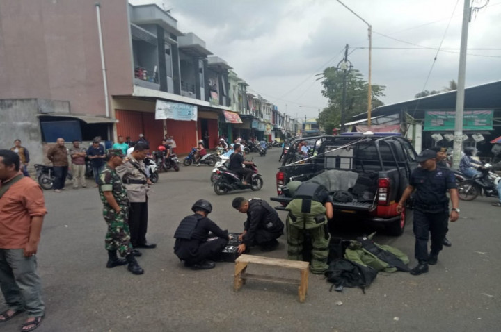 Kardus Cokelat Bikin Heboh di Depan Toko Emas di Malang
