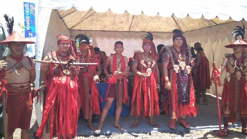 Masyarakat adat Minaha dengan pakaian adat Kabasaran mulai mempersipakan diri di salah satu stand yang disiapkan panitia Manado Fiesta 2018 untuk mengikuti karnaval yang bertema Fisco, Jumat, 31 Agustus 2018. Medcom.id/ Mulyadi Pontororing.