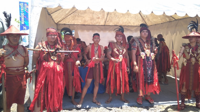 Masyarakat adat Minaha dengan pakaian adat Kabasaran mulai mempersipakan diri di salah satu stand yang disiapkan panitia Manado Fiesta 2018 untuk mengikuti karnaval yang bertema Fisco, Jumat, 31 Agustus 2018. Medcom.id/ Mulyadi Pontororing.