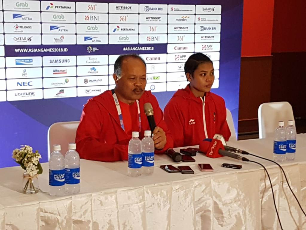 Petinju Putri, Huswatun Hasanah didampingi pelatihnya, Adi Suwandana saat menggelar konferensi pers usai meraih medali perunggu Asian Games 2018 (Foto: medcom.id/M. Rizky Adhestian)