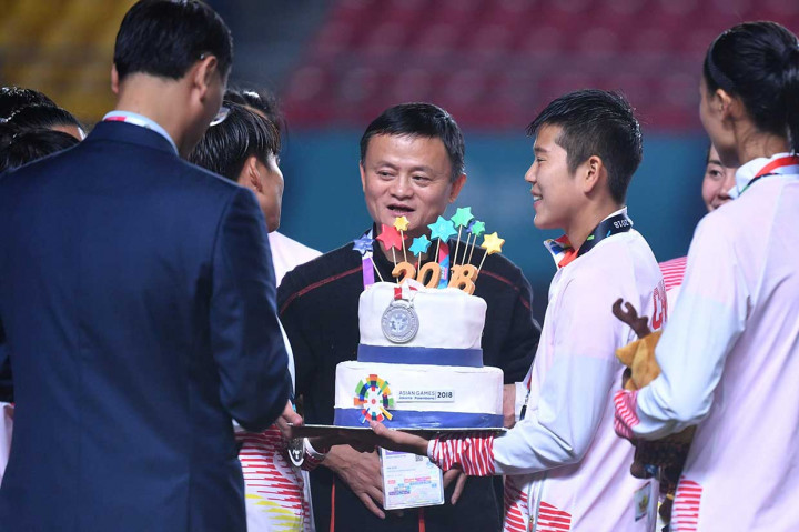 Jack Ma Kalungkan Medali Perak Timnas Putri Tiongkok