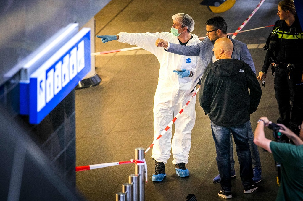 Polisi dan petugas forensik berada di lokasi penusukan di Stasiun Sentral Amsterdam, Belanda, 31 Agustus 2018. (Foto: AFP/ANP/REMKO DE WAAL)