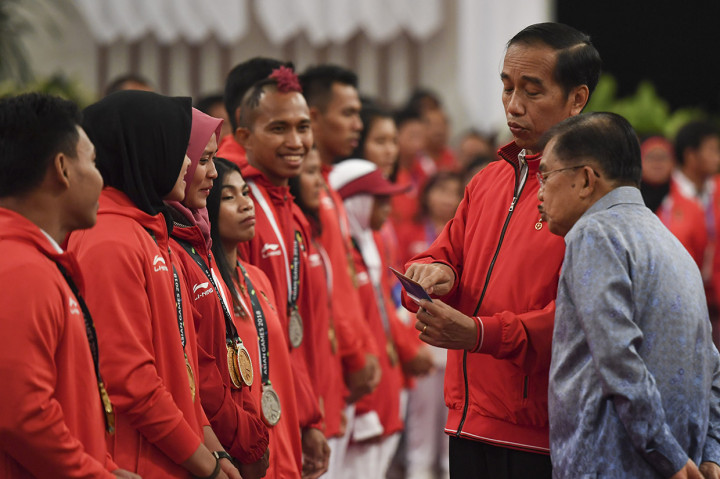 Jokowi Serahkan Bonus ke Atlet Peraih Medali Asian Games