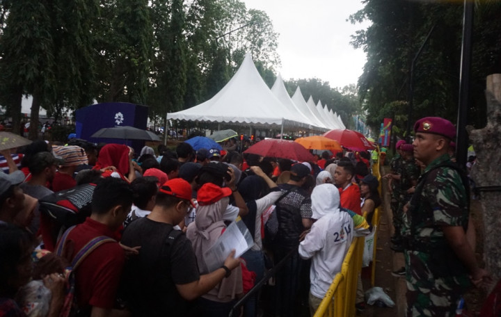 SUGBK Diguyur Hujan, Antrean Masuk Tetap Padat