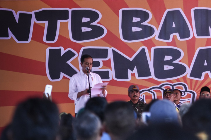 Jokowi Serahkan Bantuan untuk Korban Gempa Lombok