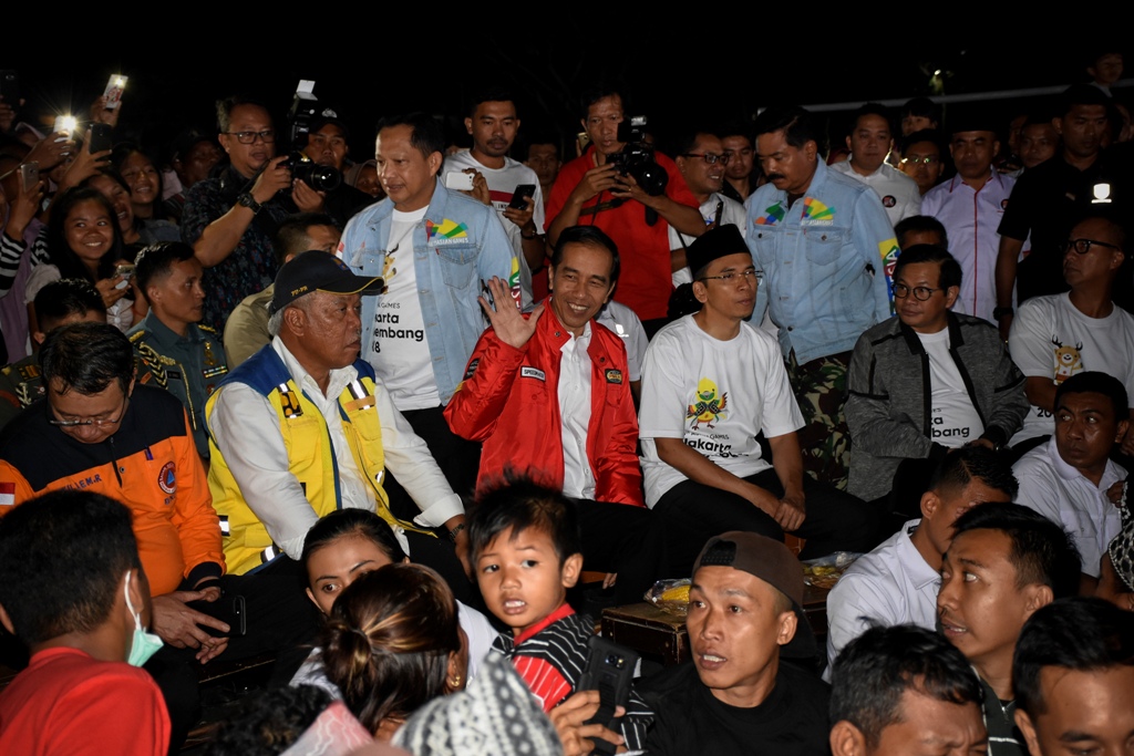 Presiden Joko Widodo didampingi Menteri Pekerjaan Umum dan Perumahan Rakyat Basuki Hadimuljono, Kapolri Jenderal Tito Karnavian, Sekretaris Kabinet Pramono Anung, dan Gubernur NTB M Zainul Majdi, nonton bareng acara penutupan Asian Games 2018 di Lombok, N
