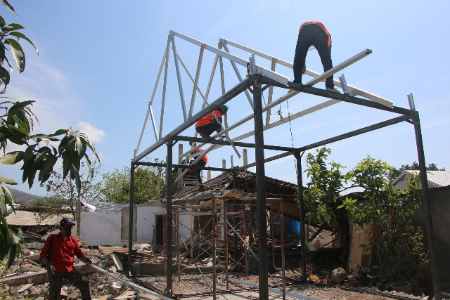 Mahasiswa UGM Buat 50 Rumah Transisi untuk Korban Gempa NTB