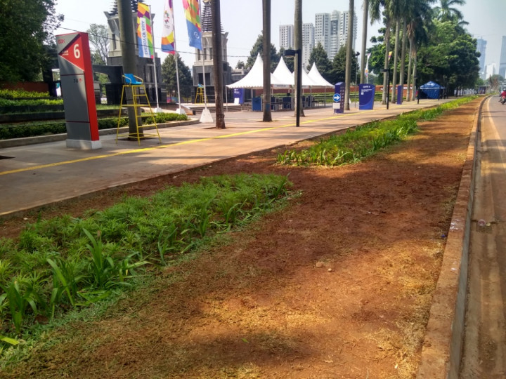 Taman di Pintu 6 GBK Hancur