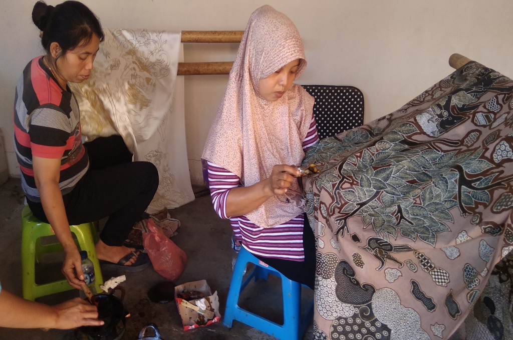Perempuan buruh batik tulis di Leksa Ganesha Batik Bantul, Medcom.id - Ahmad Mustaqim