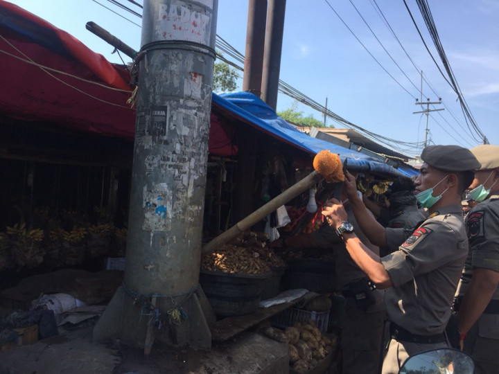 Ratusan PKL di Sekitar Pasar Cisalak Depok Ditertibkan