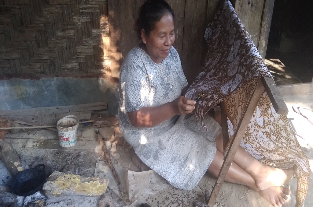 Membatik, salah satu kegiatan perempuan di Dusun Karang Kulon, Bantul, untuk membantu perekonomian keluarga, Medcom.id - Ahmad Mustaqim