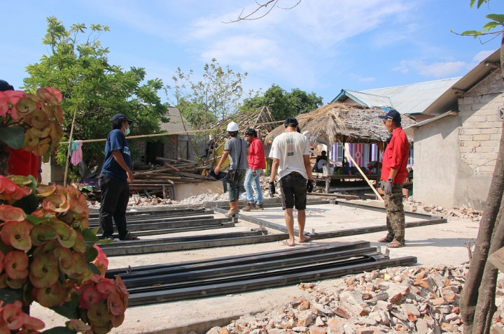Pengasapan Dilakukan di Pengungsian Korban Gempa di Mataram