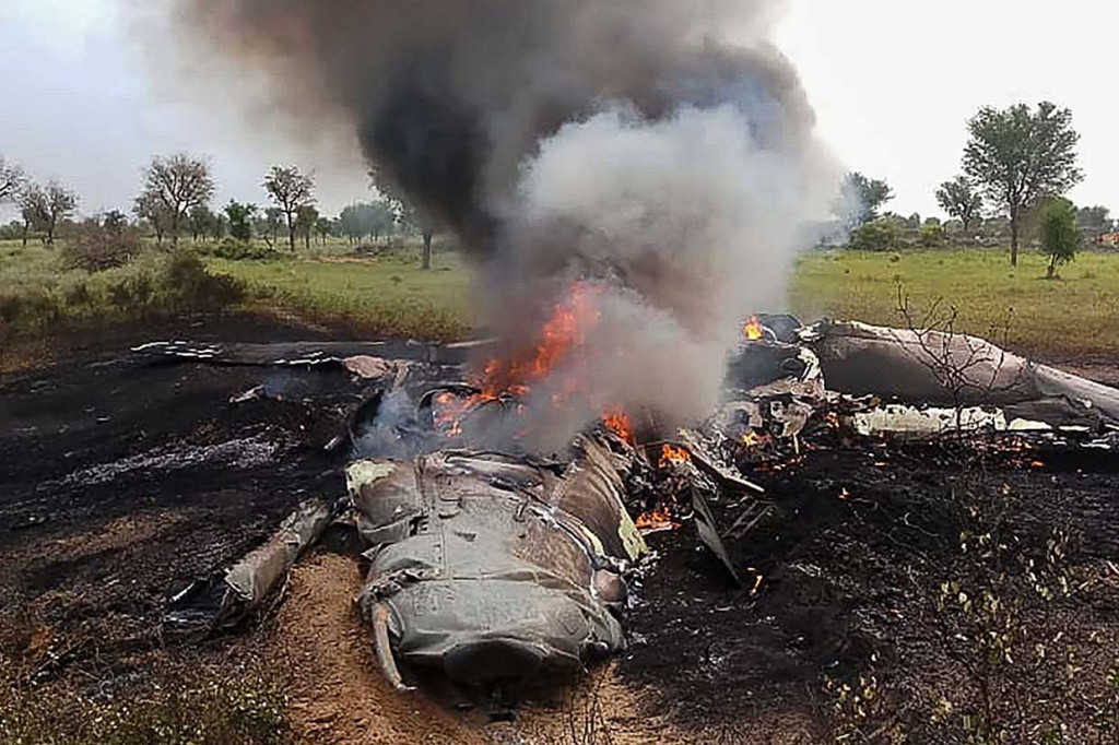 Pesawat Tempur India Jatuh dan Terbakar di Perkebunan