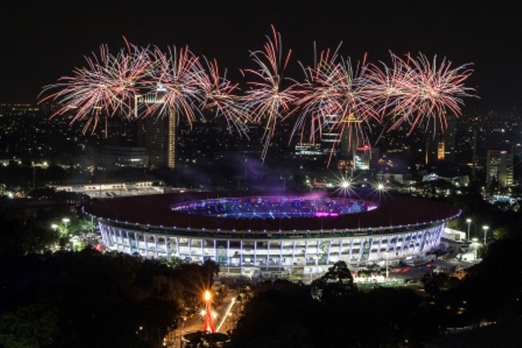 Pesta kembang api mewarnai pembukaan Asian Games 2018 di Stadion Utama Gelora Bung Karno, Senayan, Jakarta. (Foto: MI/Ramdani)