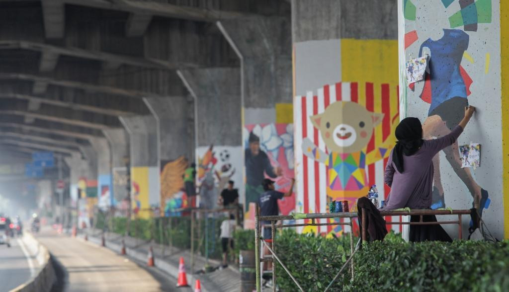 Sejumlah seniman mengikuti kompetisi mural Asian Games 2018 yang diselenggarakan pada tiang jalan Tol Rawamangun-Pulomas, Jakarta Timur. Foto: MI/Pius Erlangga.