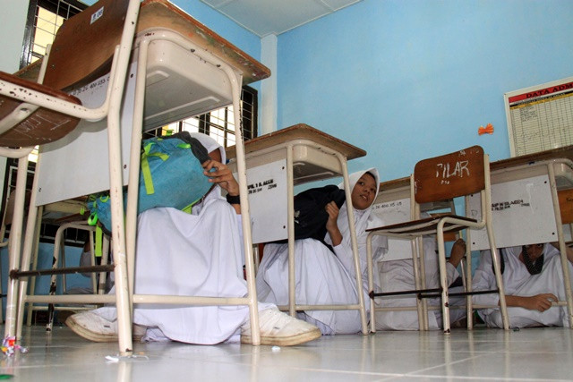 Sejumlah Pelajar di Aceh Lakukan Simulasi Gempa dan Tsunami