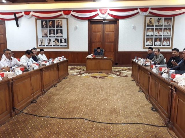 Gubernur Jawa Timur Soekarwo memimpin pertemuan untuk membahas kelanjutan roda pemerintahan Kota Malang di Gedung Negara Grahadi, Surabaya, Jawa Timur, Rabu, 5 September 2018. Medcom.id/ Amaluddin.