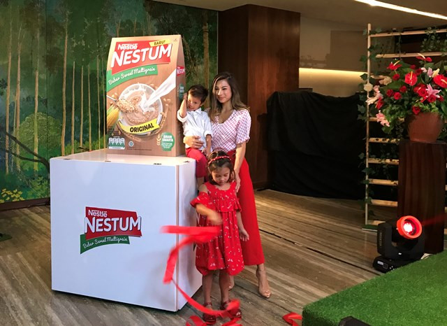 Cara Jennifer Bachdim Memperkenalkan Kebiasaan Sehat pada Anak