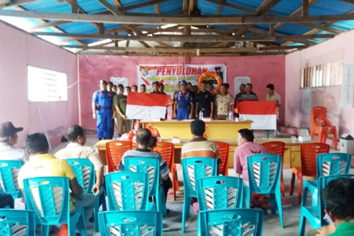 Polisi Bagikan Bendera dan Teks Pancasila ke Nelayan di Perbatasan