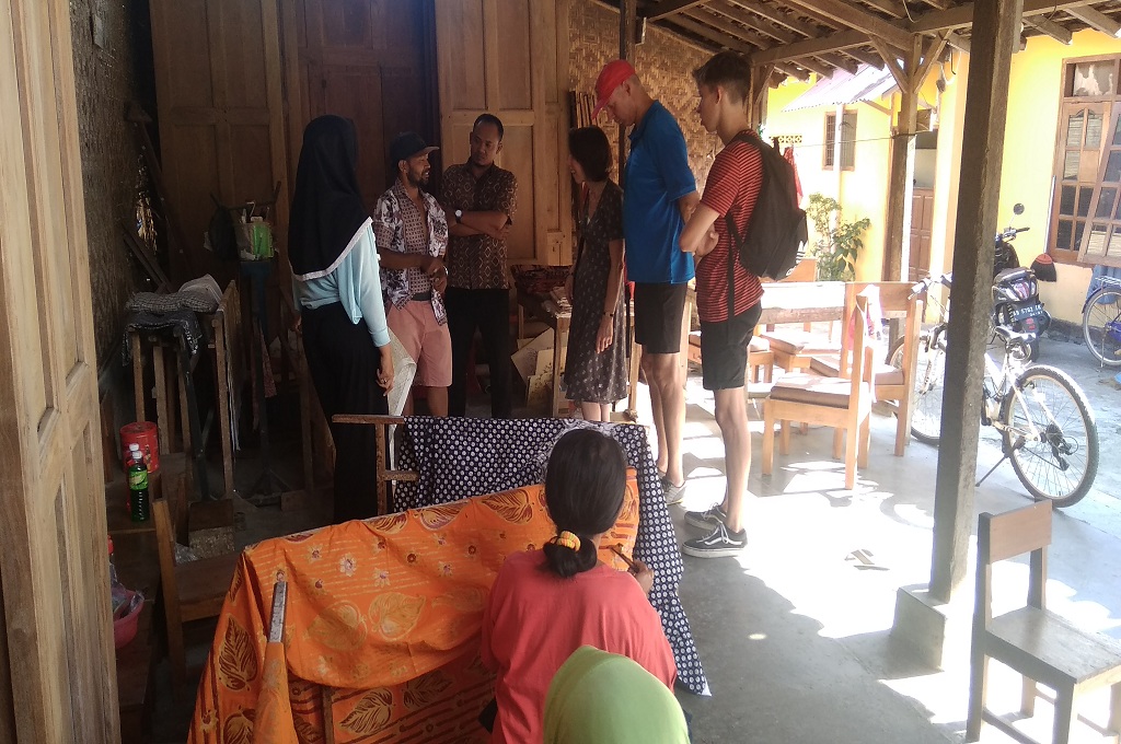 Turis asing berkunjung ke sebuah galeri pembuatan batik di Desa Timbulharjo, Kecamatan Sewon, Kabupaten Bantul, Medcom.id - Ahmad Mustaqim