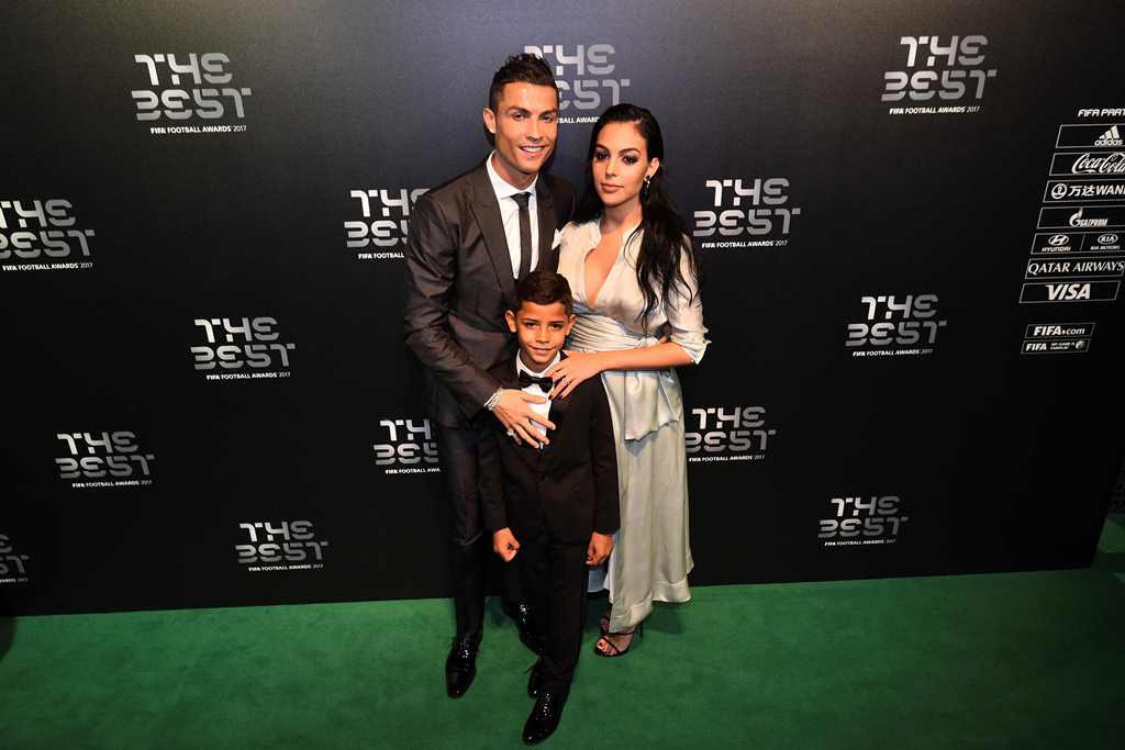 Cristiano Ronaldo bersama Georgina Rodriguez dan Cristiano Jr (Foto: AFP/GLYN KIRK)