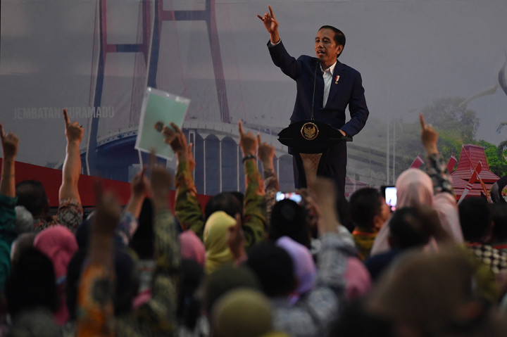 Jokowi Bagikan 5 Ribu Sertifikat Tanah di Surabaya