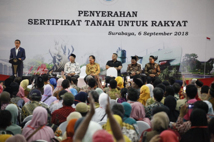 Jokowi Bagikan 5.000 Sertifikat Tanah di Jatim