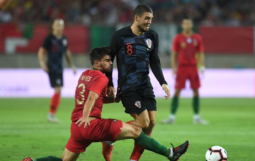 Gelandang Kroasia Mateo Kovacic (kanan) berduel dengan bek Portugal Ruben Neves (kiri) (Foto: AFP/Francisco Leong)