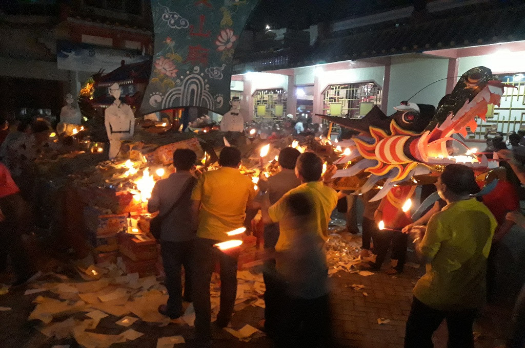 Warga Tionghoa membakar perahu dalam prosesi Ulambana di Vihara Boen San Bio, Pasar Baru, Kota Tangerang, Banten, Medcom.id - Hendrik Simorangkir