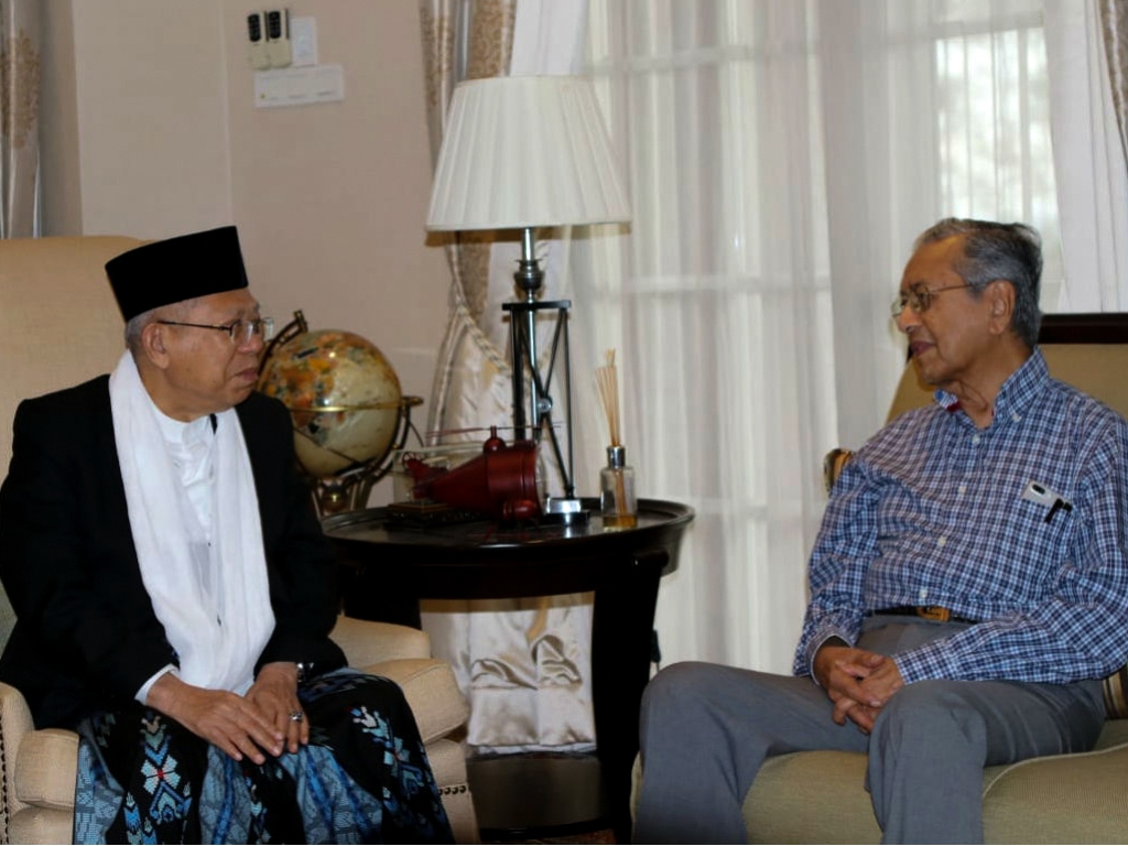 Cawapres KH Ma'ruf Amin bertemu dengan PM Malaysia Tun Dr Mahathir Mohamad di kediamannya di Kuala Lumpur, Sabtu (8/9). Foto: Antara/Agus Setiawan.