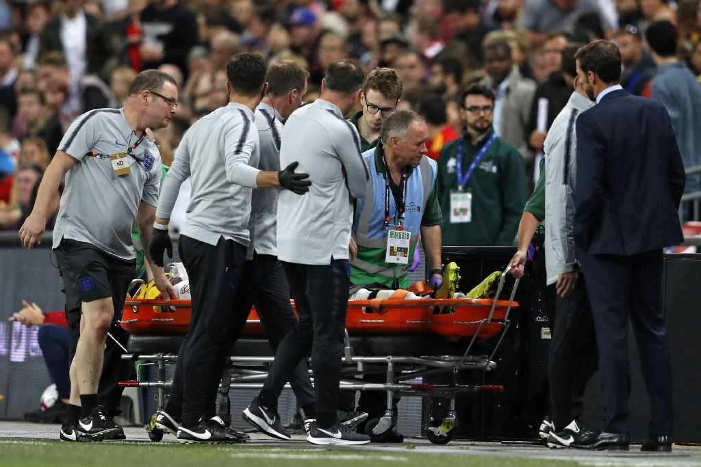 Garteh Southgate (paling kanan) melihat Luke Shaw saat ditandu keluar lapangan (Foto: Adrian DENNIS / AFP)