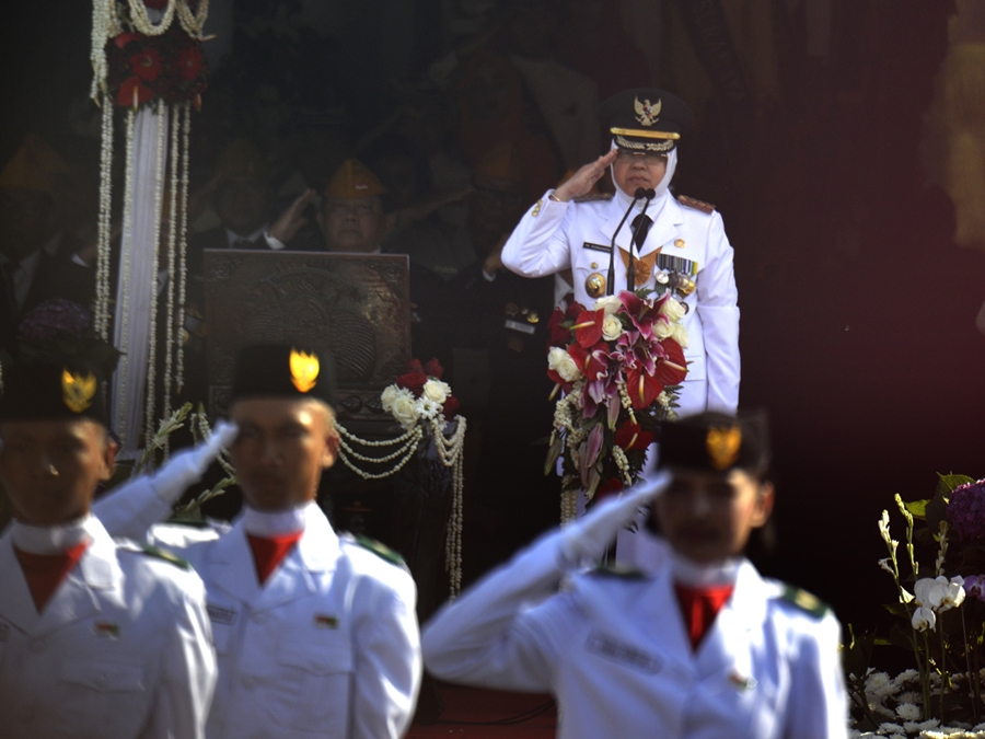 Wali Kota Surabaya Tri Rismaharini saat menjadi inspektur upacara memperingati HUT ke-73 RI. Medcom.id/Amaluddin