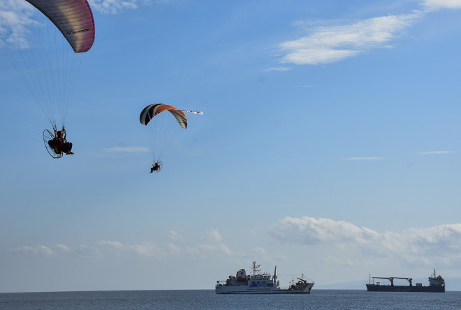 Menko Maritim Luhut Binsar Panjaitan (tengah) bersama Menteri Pariwisata Arif Yahya (kedua kanan), Menteri Perhubungan Budi Karya Sumadi (kedua kiri) dan Gubernur NTB TGB Zainul Majdi (kiri) meniup serunai saat membuka Sail Moyo Tambora 2018 di Pelabuhan 