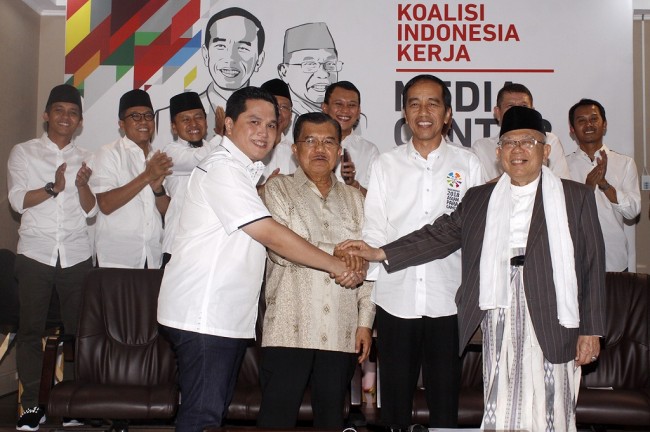 Pengusaha Erick Thohir (kiri) berjabat tangan bersama bakal calon presiden Joko Widodo (kedua kanan), bakal calon wakil presiden Ma'ruf Amin (kanan), Wakil Presiden Jusuf Kalla (kedua kiri) di Posko Cemara, Jakarta. Bary Fathahilah/MI