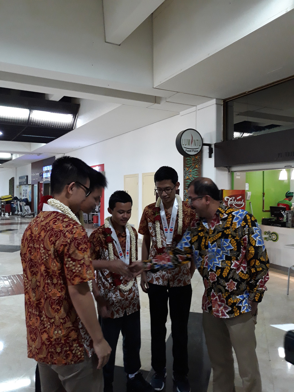 Kepala Sub Direktorat Peserta Didik, Direktorat Pendidikan Dasar dan Menengah (dikdasmen), Kemendikbud, Suharlan menyalami Tim Olimpiade Komputer Indonesia (TOKI), dokumentasi Humas Kemendikbud.